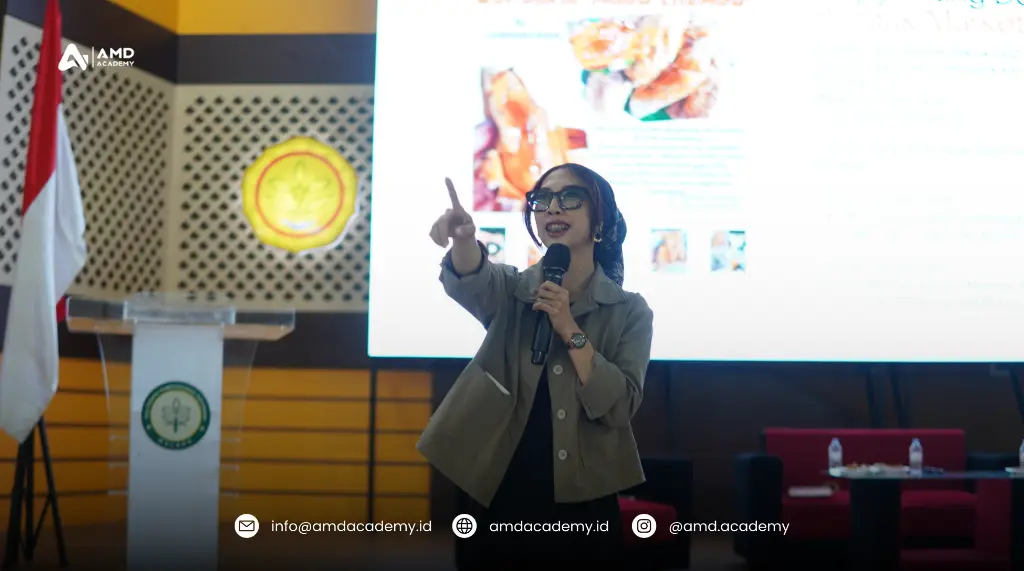 Chey Yuanita, Marketing Manager at Mie Kober, menyampaikan materi dan berinteraksi dengan peserta di atas panggung.