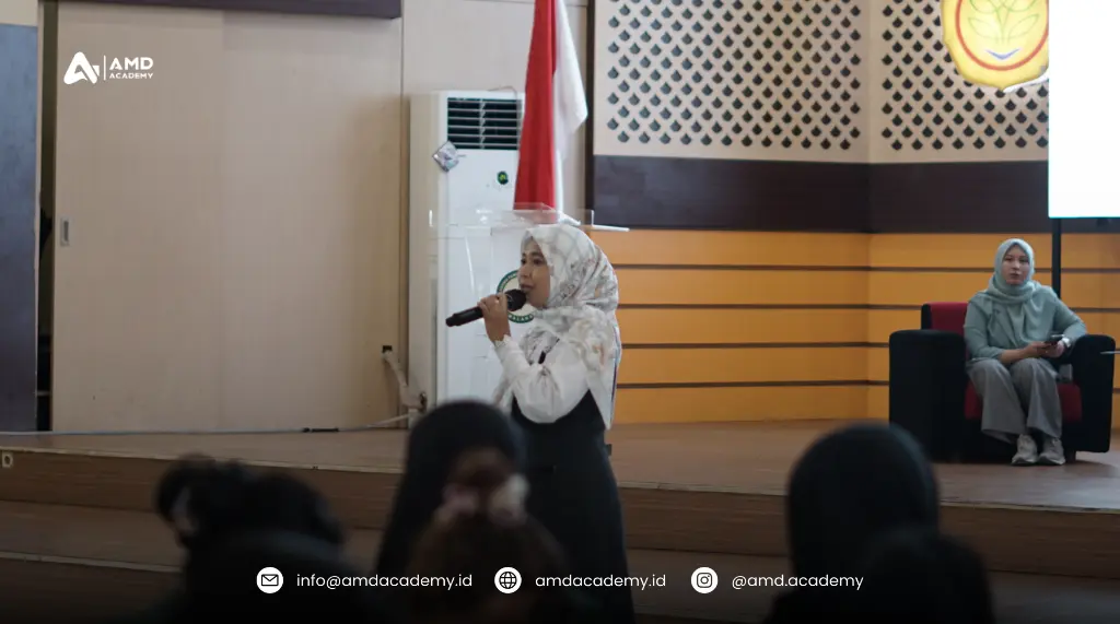 Pemateri AMD Academy menjelaskan konsep Pelatihan dan Sertifikasi BNSP kepada mahasiswa Polbangtan Malang.