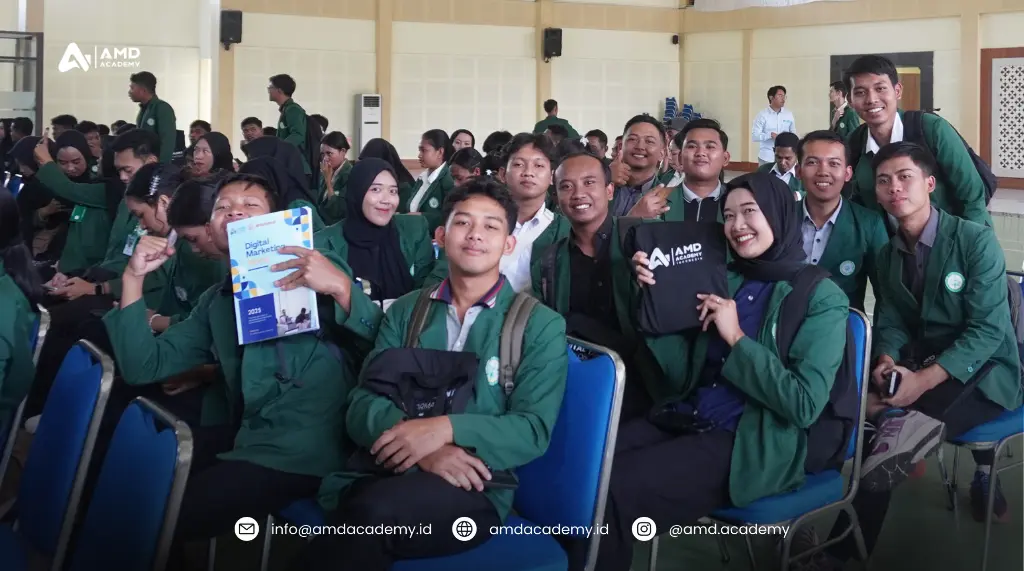 Mahasiswa Polbangtan Malang berfoto bersama di sela-sela Kuliah Praktisi Smart Agromarketing 5.0 di aula kampus.